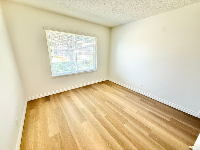 Building Photo - 4661 Larwin Ave