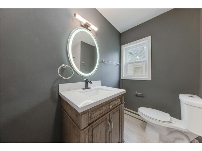 Building Photo - 1 Bedroom 1 Bath plus Den/Home Office Blocks from Bde Maka Ska