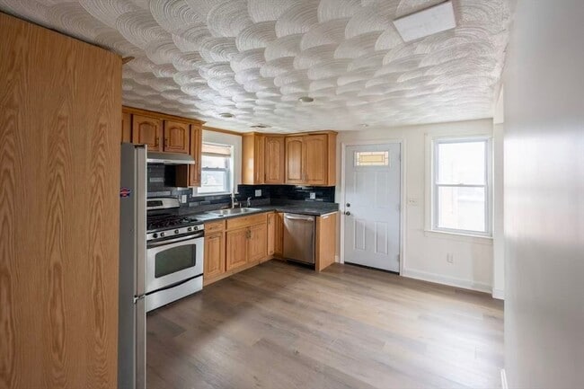 Building Photo - 281 Beach St