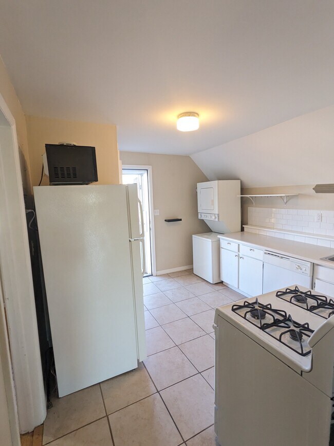 Kitchen - 628 S Washington St