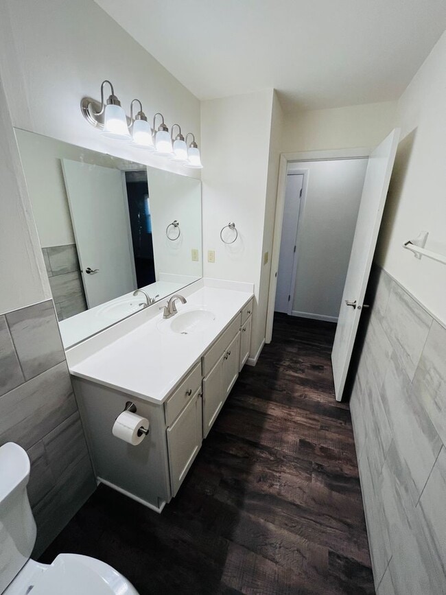 Building Photo - Beautifully updated 3 bedroom 2 bath duplex