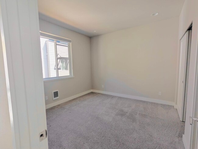 Building Photo - 12453 NE 10th Ln
