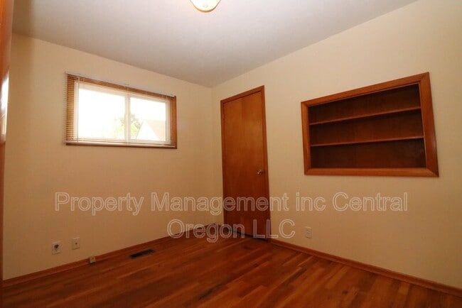 Building Photo - 1670 Yew St SE