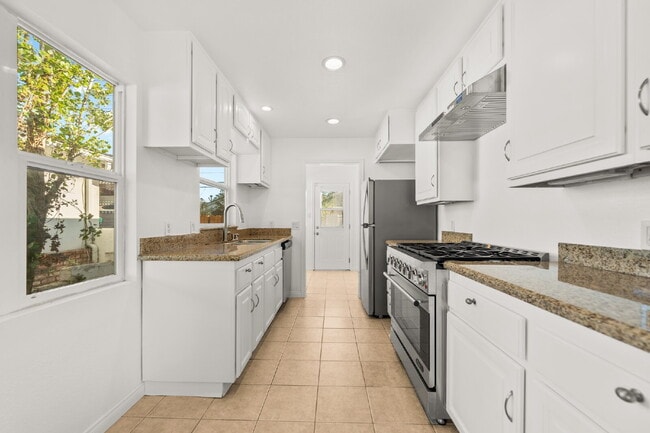 Building Photo - "Charming 2-Bedroom Retreat on Douglas Ave...