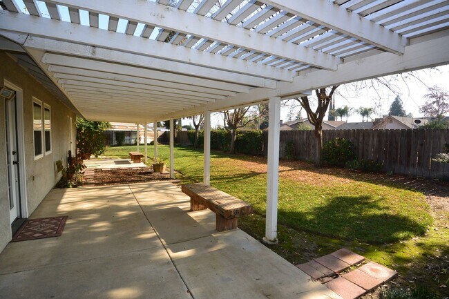 Building Photo - 3 bedroom 2 bathroom in the El Diamante sc...