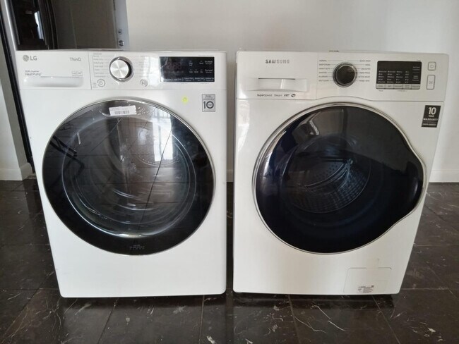 Building Photo - 850 E Commercial Blvd