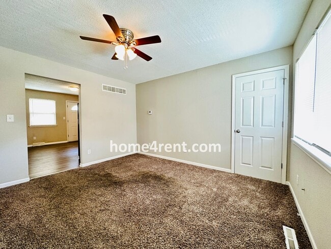 Building Photo - Wonderful Duplex Home in KCK w/ Stainless ...