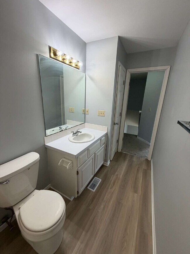 Building Photo - Newly renovated 2-bedroom 1.5 bath townhouse Near Merle Hay Mall!