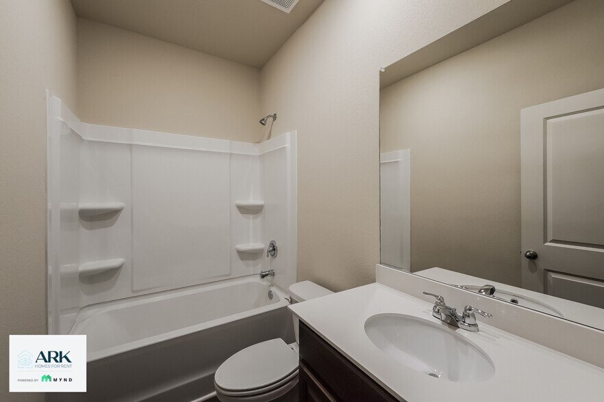 Building Photo - 450 Clover Cir
