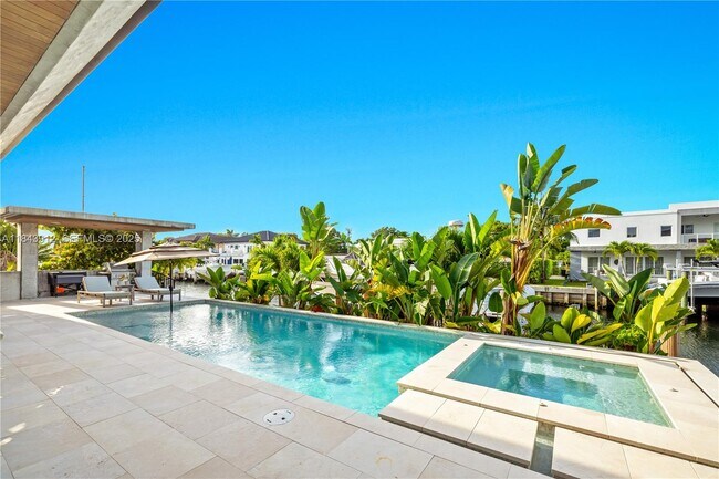 Building Photo - 2050 S Hibiscus Dr