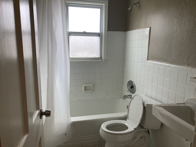 Building Photo - 5614 Gatesworth Ave