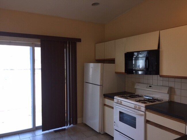Building Photo - 2 bed 1 bath