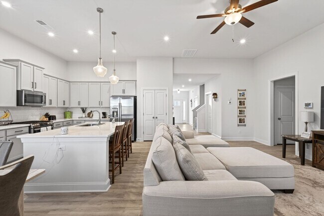 Building Photo - Like New 4BR Ranch with Modern Finishes & Prime Location in Elgin