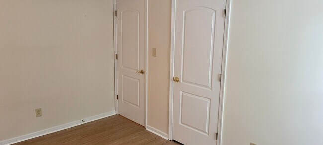 Building Photo - Conveniently Located Three Bedroom Condo