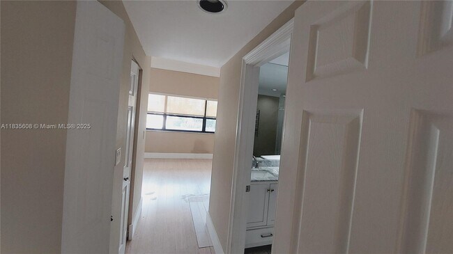 Building Photo - 255 Poinciana Island Dr