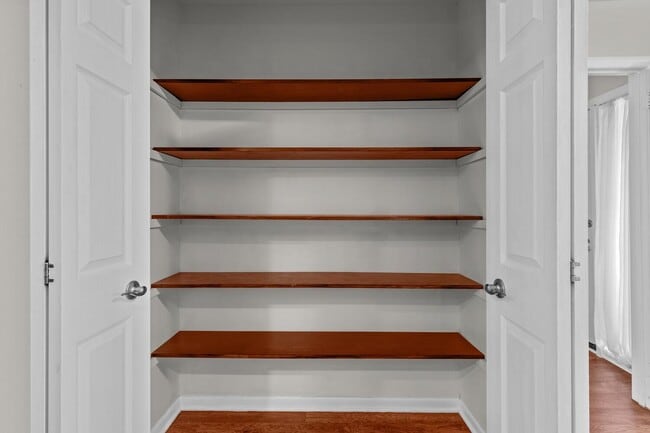 Building Photo - Updated 1800+ sq/ft 3 bdrm 2.5 bath end unit townhome