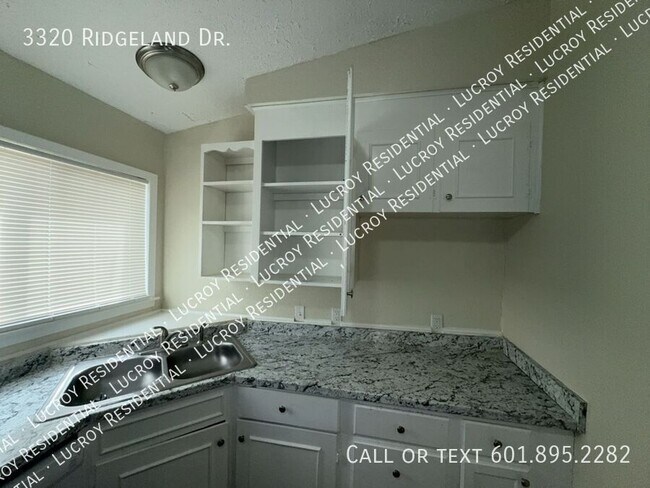 Building Photo - 3320 Ridgeland Dr