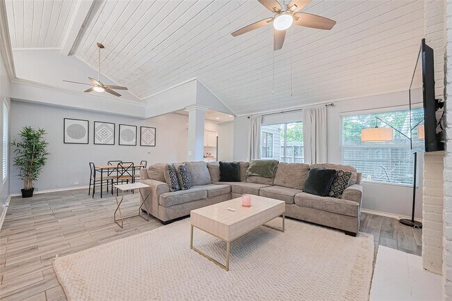 Building Photo - 8711 Pines Pl Dr