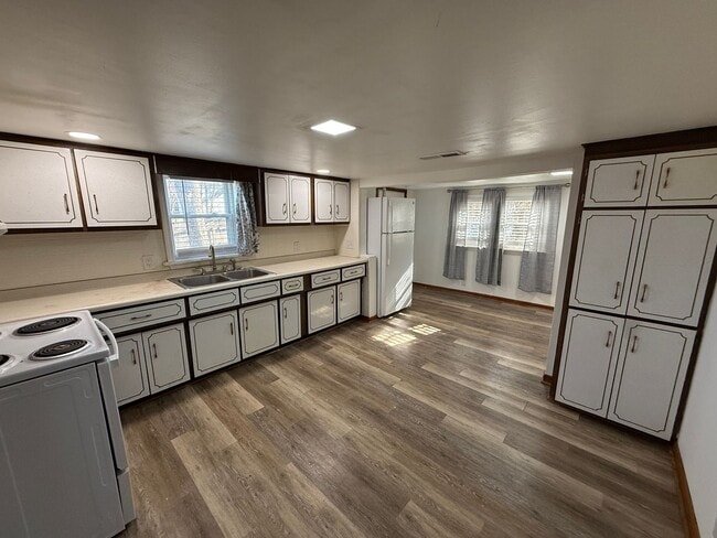 Building Photo - 320 Carter Ave