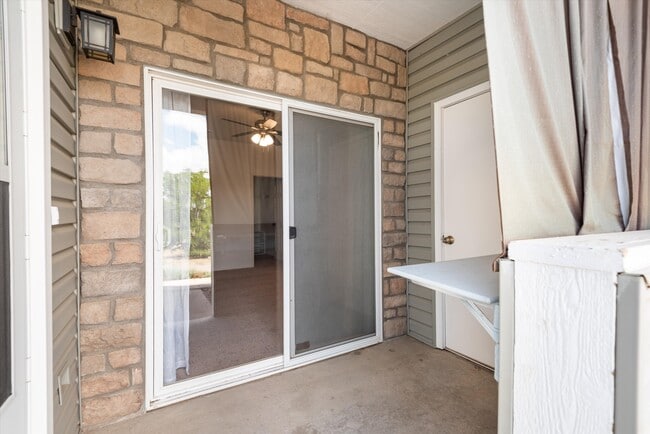 Building Photo - 905 S Zeno Way