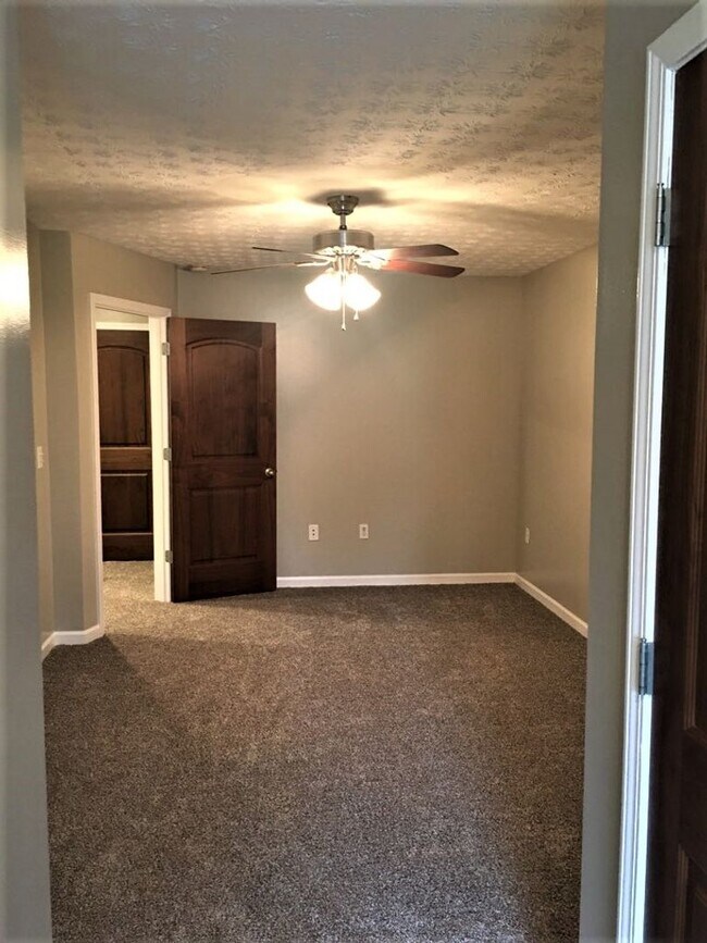 Building Photo - Immaculate Townhouse in Barboursville