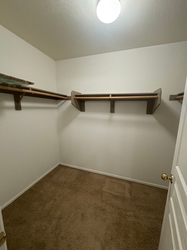 Building Photo - 4 BEDROOM HOME IN POWER RANCH