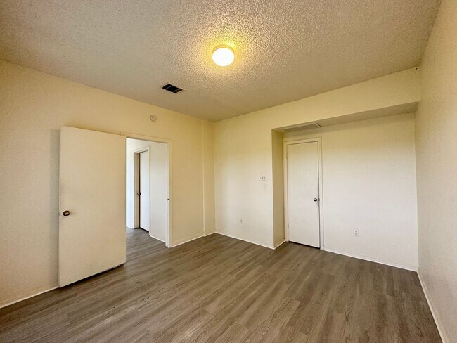 Building Photo - 2/1 Condo with a view!