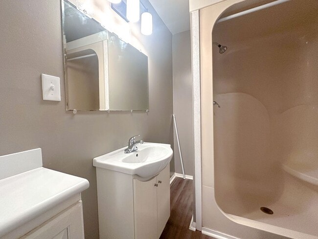 Building Photo - 3 bedroom 2 bath