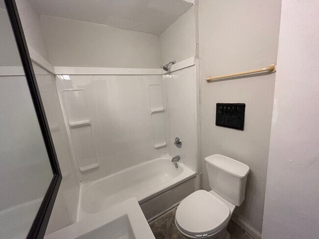 Building Photo - Newly Updated 3 bedroom 1.5 Bath in Cheviot