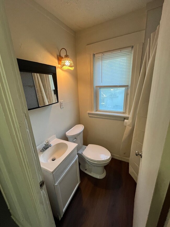 Building Photo - 4 bedroom 2 bath home in Rockford