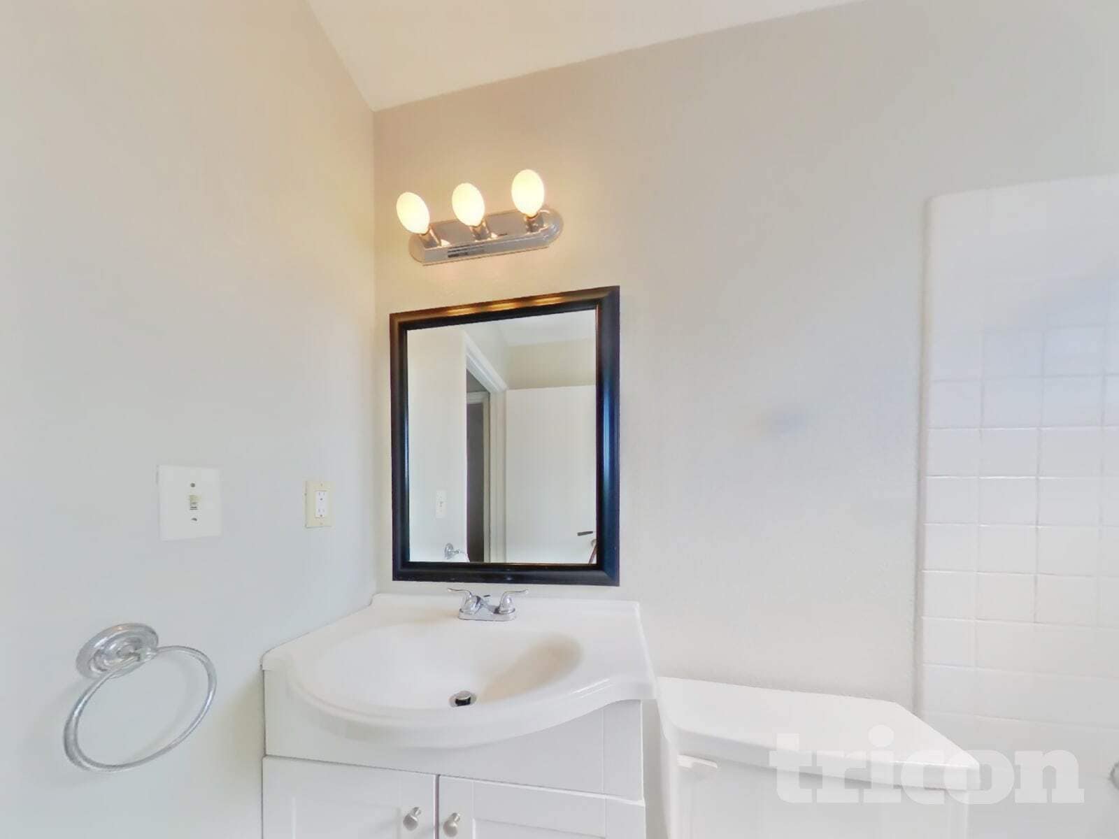 Building Photo - 405 Pirinen Ln