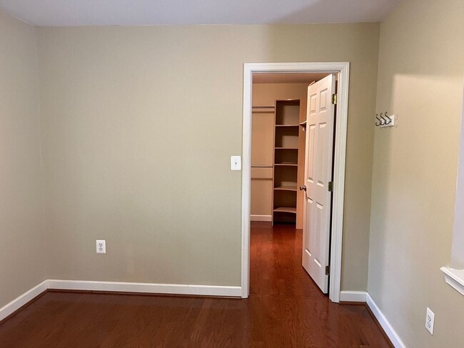 Building Photo - STAFFORD HOME - LARGE 5 BEDROOMS!