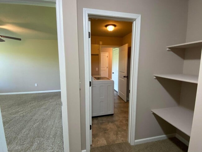 Building Photo - 5801 Abercorn Dr