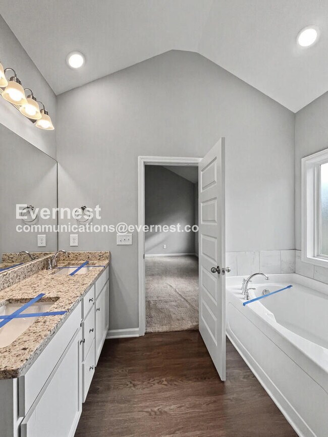 Building Photo - Limited Time Special Offer / 4 Bed, 2 Bath Home with Fenced Yard & Garage / Pet-Friendly / Vouche...