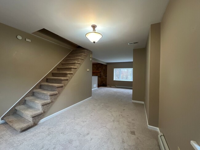 Building Photo - Gorgeous 3 bed, 2 bath home | Lawn Care Included