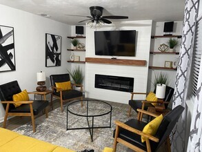 Building Photo - Remodeled modern 2/1 w/ Fireplace