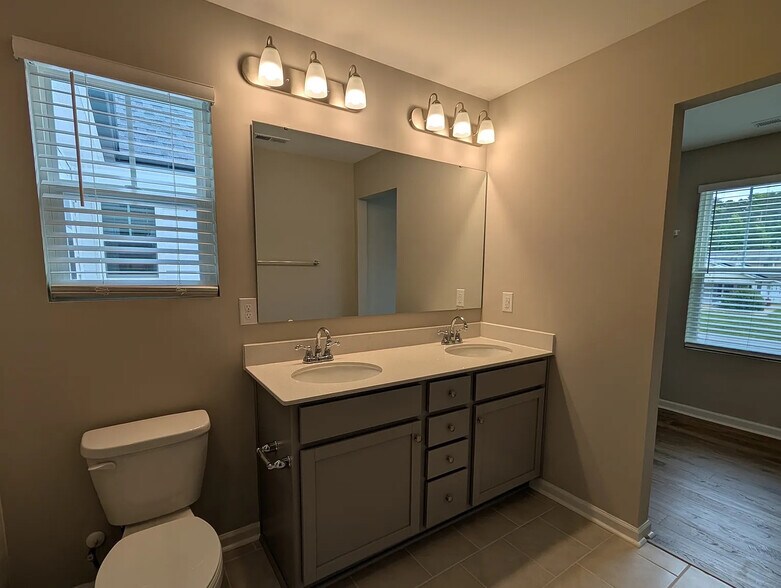 Building Photo - Room in Townhome on Reeves St