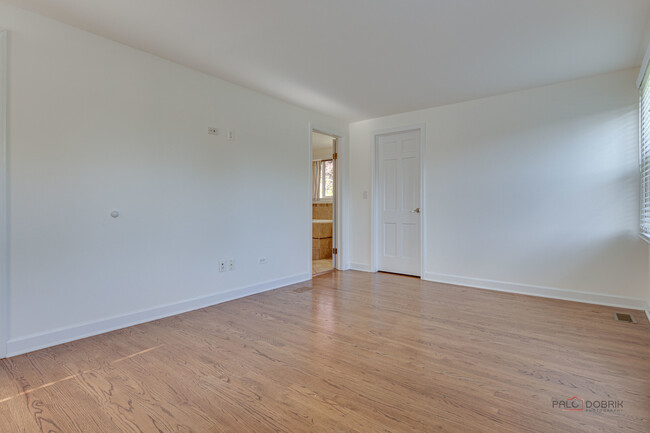 Building Photo - 813 Meadow Ln