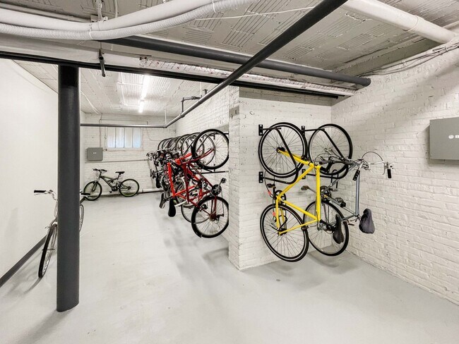 Building Photo - 1620 W Sunnyside Ave