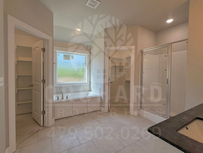 Building Photo - Bella Vista Single-Family Home- 2 Bed/ 2 B...