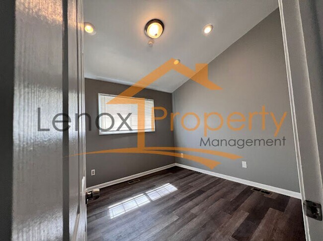 Building Photo - 3 Bedroom Home In Westland $300 off First Month Rent
