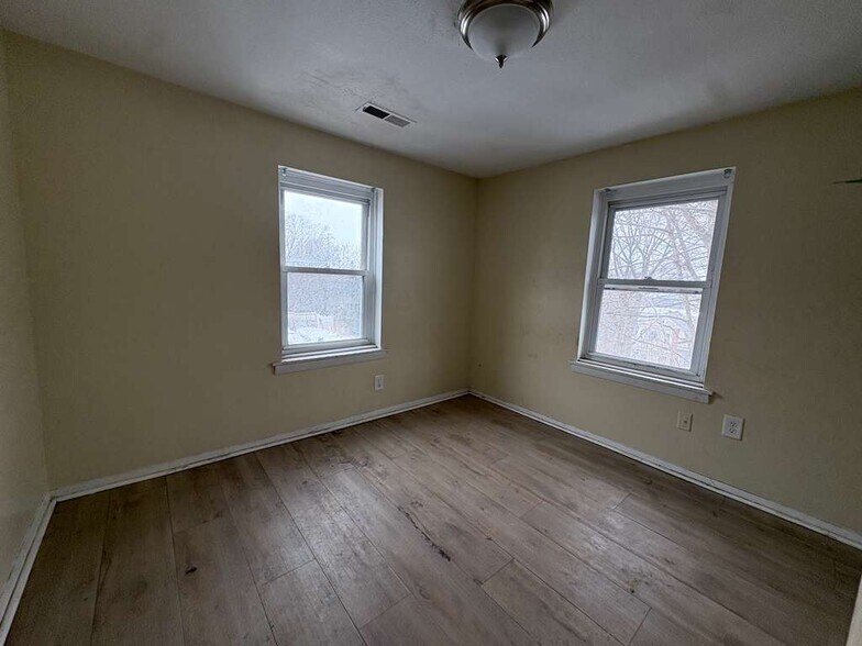 Building Photo - 220 Lenox St