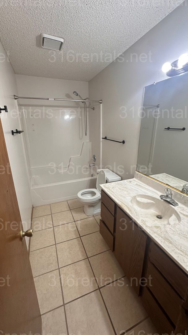 Building Photo - $895 - 2 bed 1.5 bath - Recently Remodeled...