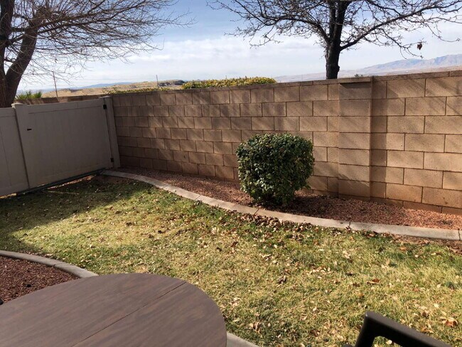Building Photo - "Spacious 3-Bedroom Townhouse Retreat with 2.5 Baths in the Heart of Washington, UT!"