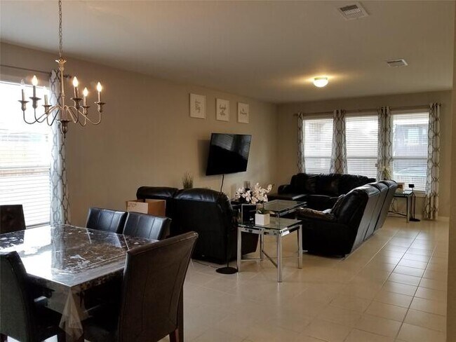 Building Photo - Stunning 5 beds 3 baths in Fort Worth!