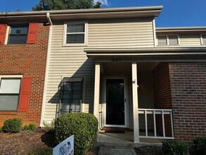 Building Photo - Convenient Townhome just off Lawndale Dr i...