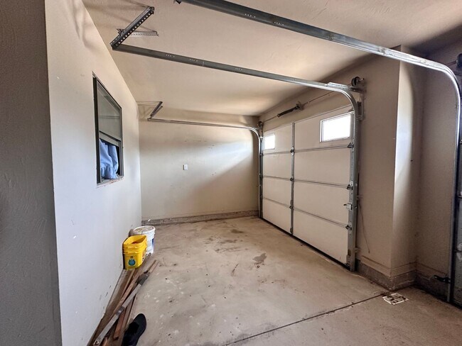 Building Photo - Charming 3-Bedroom Home with View in Moore, OK - Move In Deposit-Free! (If Qualified)