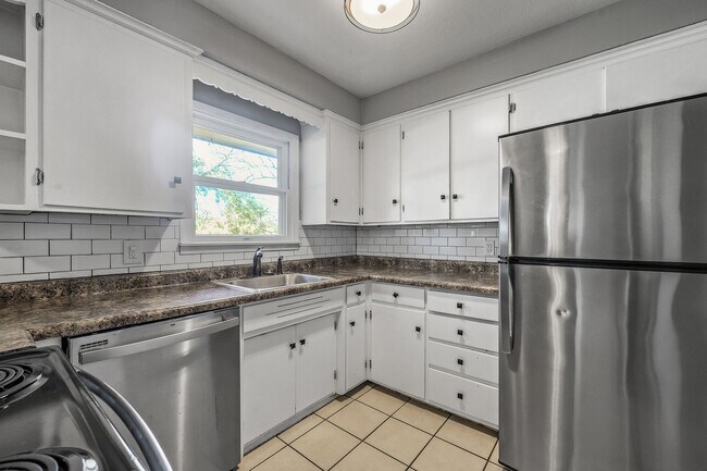 Building Photo - Gorgeous Shoreview House 3BR 1 Bath  Available Early May!