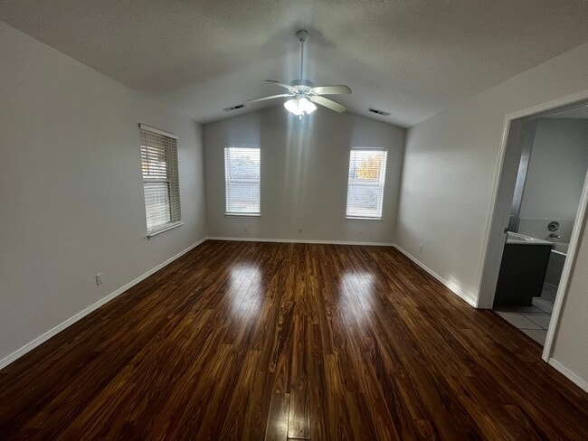 Building Photo - Newly Renovated 3 Bedroom 2 Bedroom Home