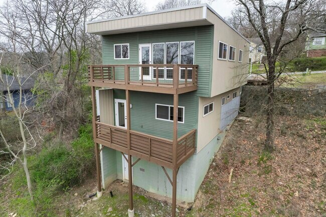Building Photo - 315 N Summit St